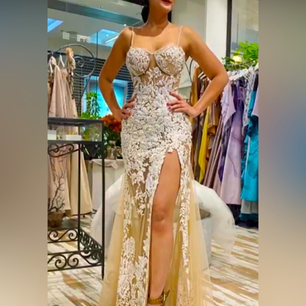 Pamela Duque Hand-Embroidered Wedding Dress – Modern Elegance